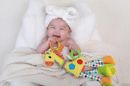 巨野宝宝咬手指甲